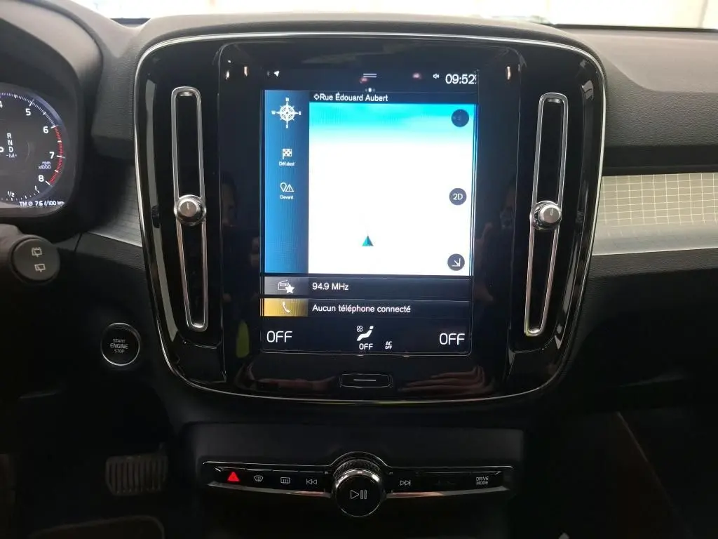 Vue rapprochée de l’écran tactile central du tableau de bord du Volvo XC40 Momentum 2021 avec navigation affichée.