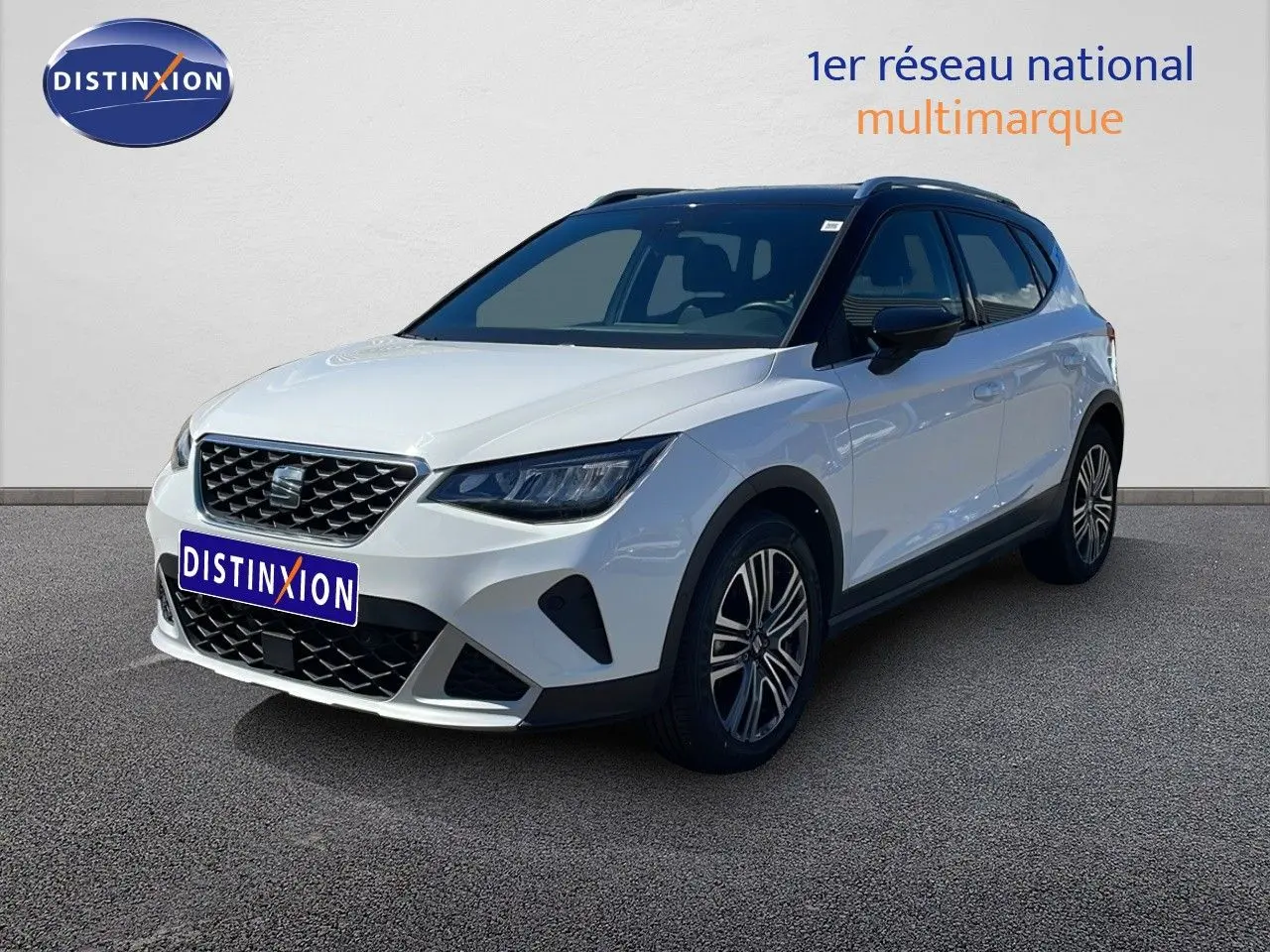 SEAT Arona blanc avec toit noir, vue 3/4 avant droit, mettant en valeur ses jantes alliage et calandre distinctive.