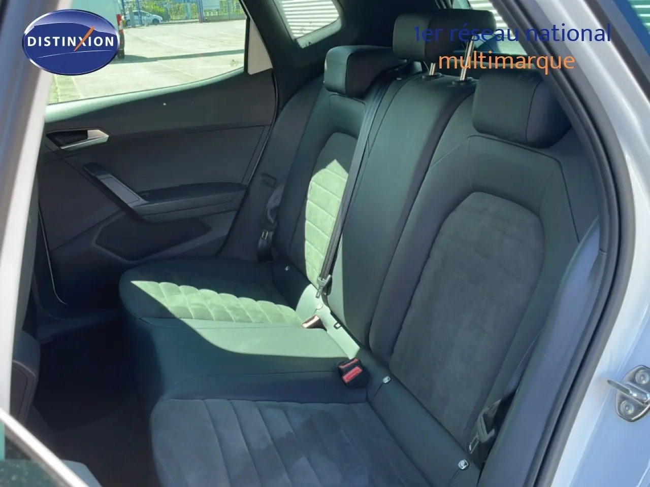 Vue intérieure côté gauche des sièges arrière en cuir et alcantara gris foncé du SEAT Arona blanc 2025 avec toit noir.