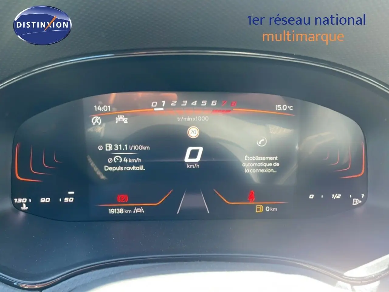 Tableau de bord numérique de la SEAT Arona 2025 affichant la consommation, vitesse et température à 14h01.