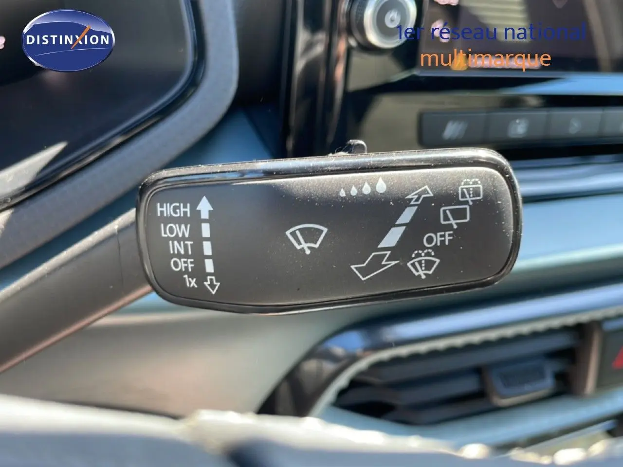 Gros plan sur la commande d’essuie-glace dans l’habitacle d’une SEAT Arona blanc toit noir, version 2025.