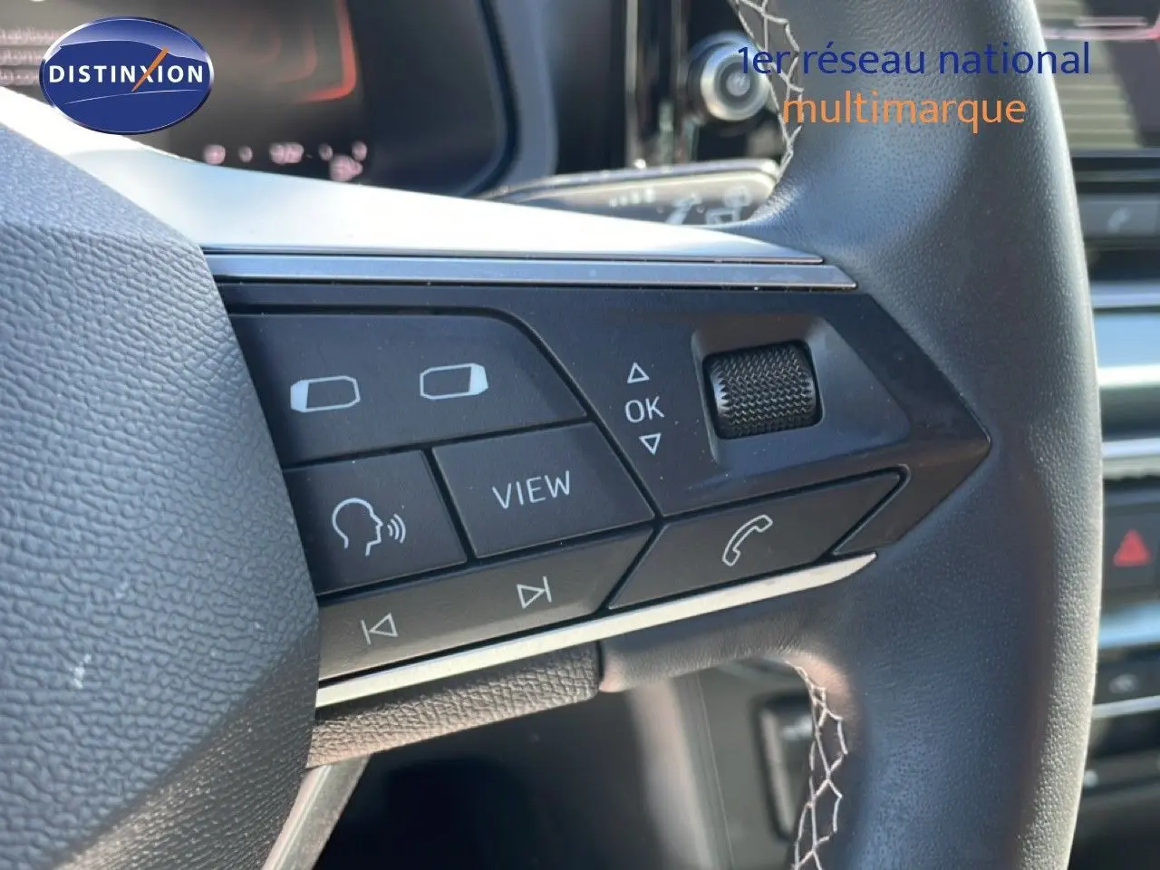 Gros plan sur les commandes au volant cuir du SEAT Arona 2025, mettant en valeur les boutons multifonctions côté gauche.