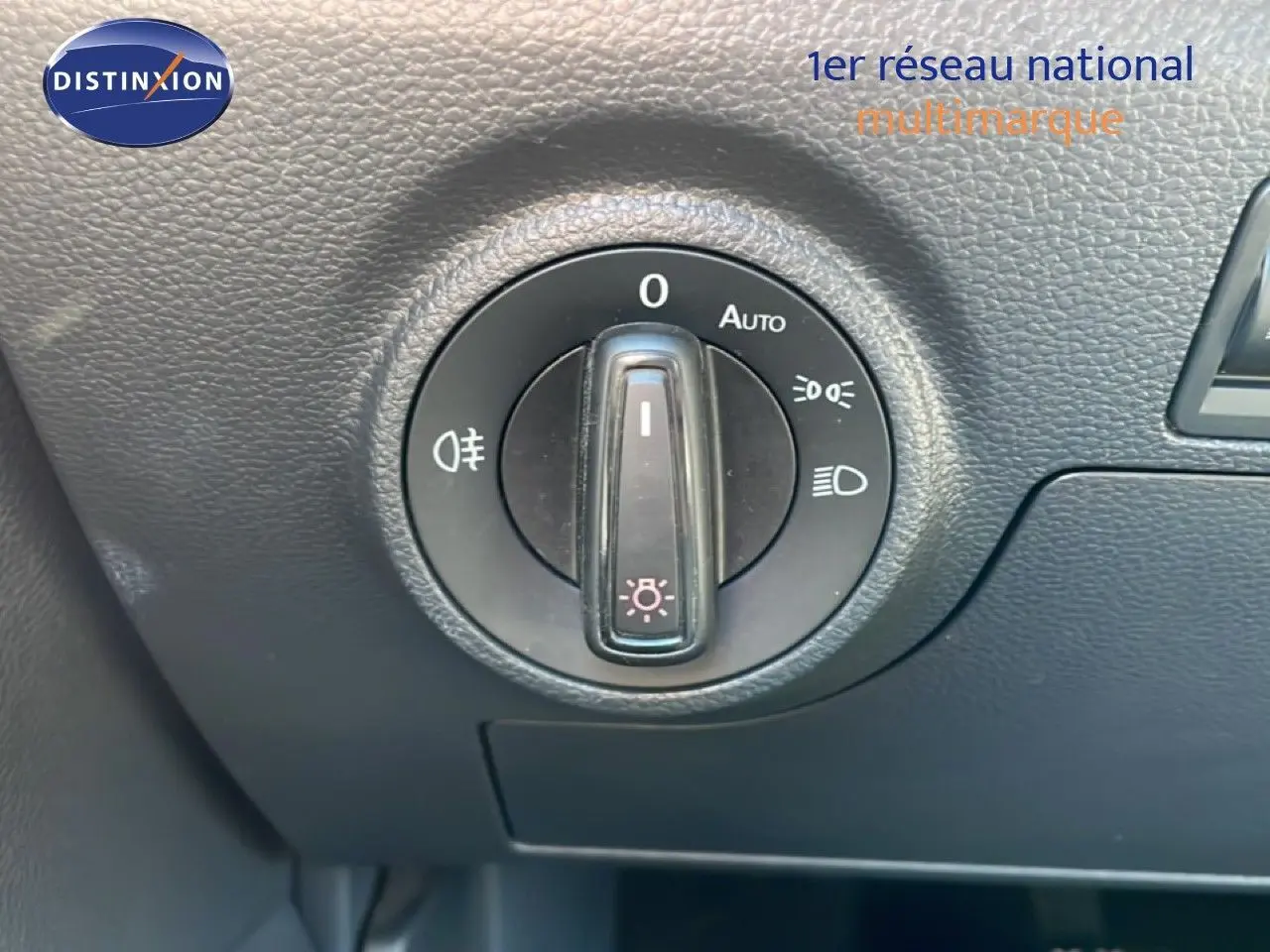 Gros plan sur le bouton de commande des phares du tableau de bord du SEAT Arona 2025 blanc toit noir.