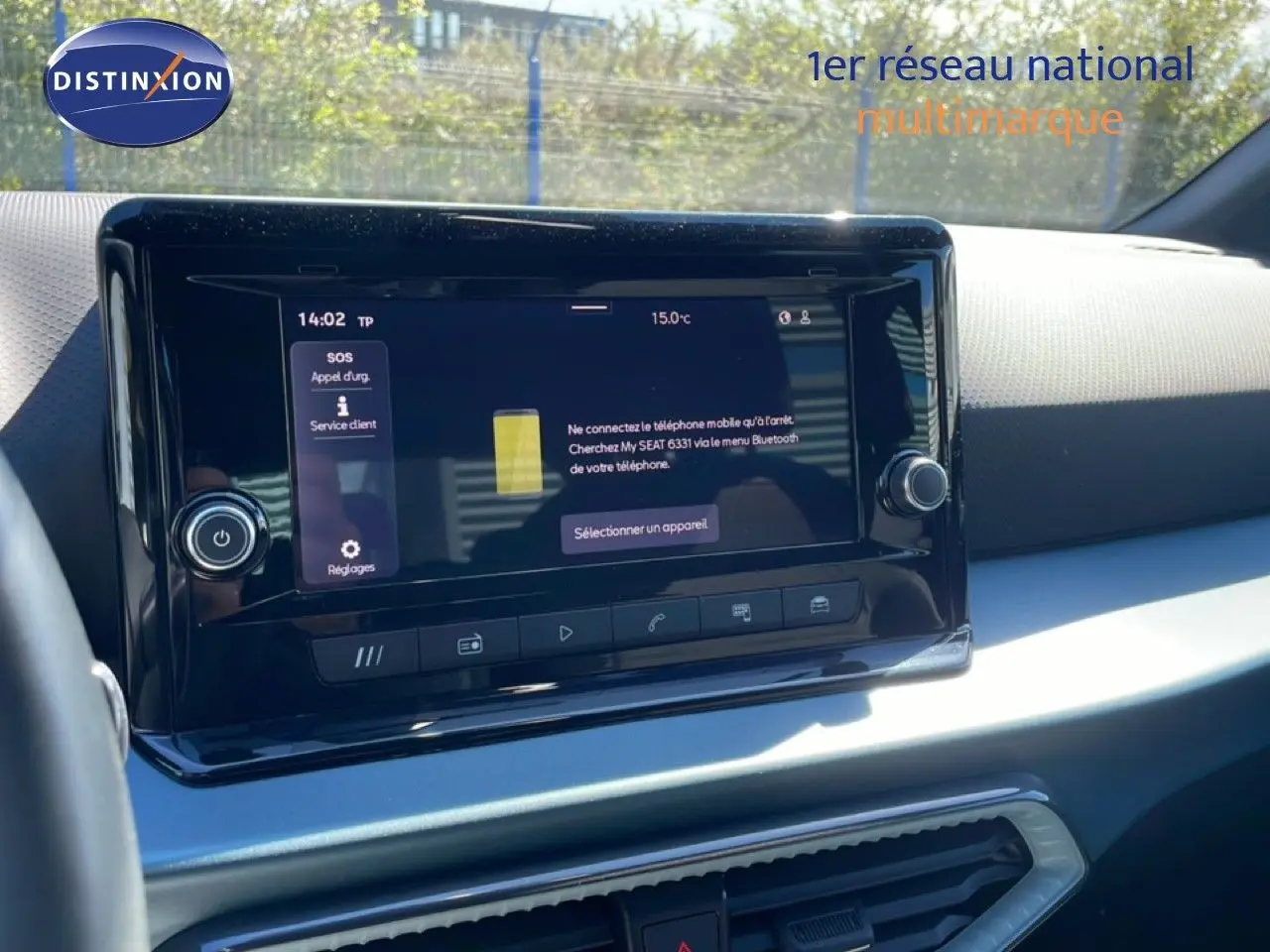 Vue rapprochée de l’écran tactile central du tableau de bord du SEAT Arona 2025 blanc toit noir.