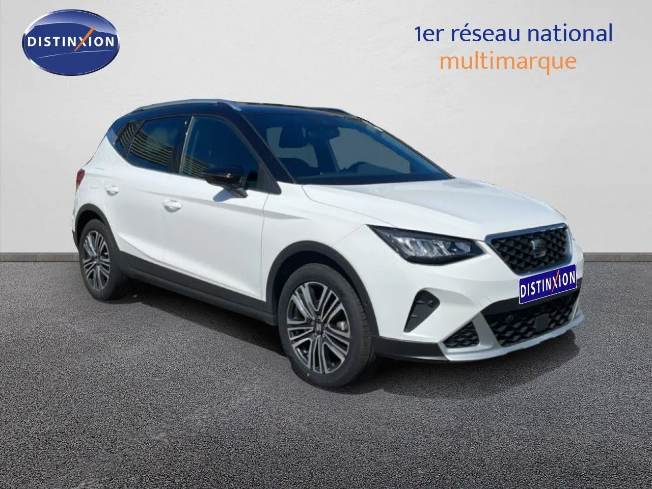 SEAT Arona blanc toit noir en 3/4 avant droit, avec jantes alliage et calandre noire distinctive.