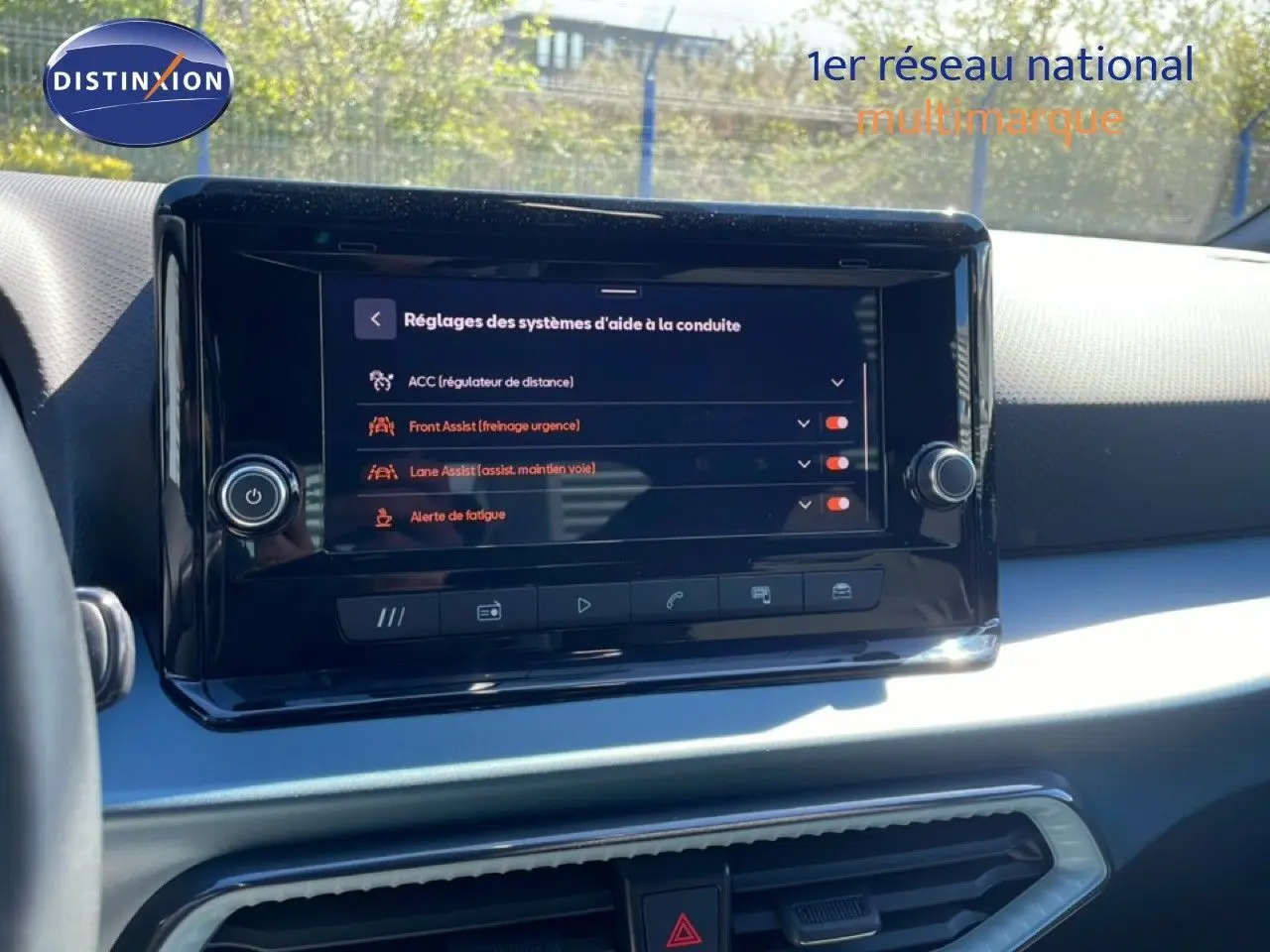 Vue intérieure centrée sur l'écran tactile du tableau de bord du SEAT Arona 2025, affichant les aides à la conduite.