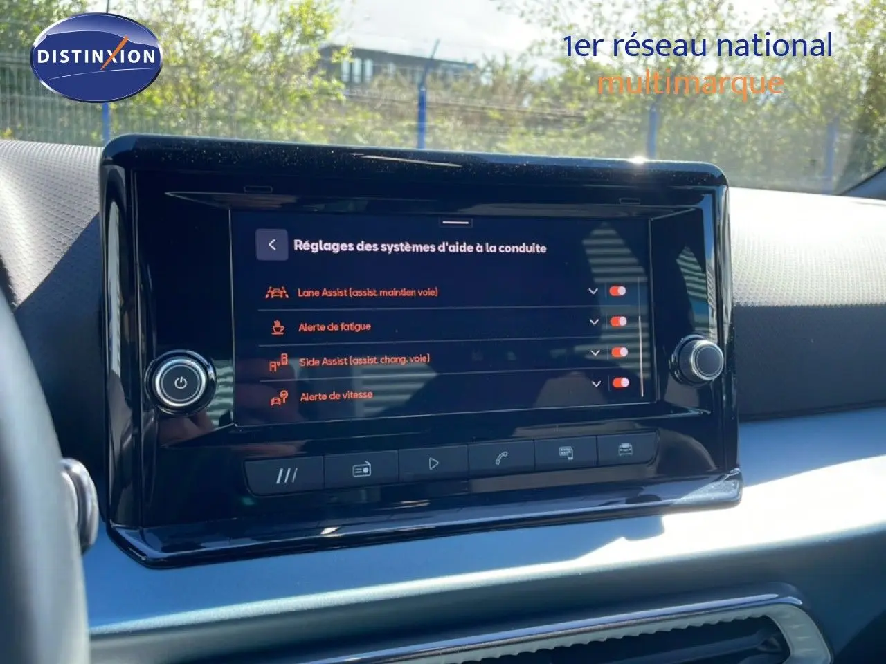 Écran tactile central du tableau de bord du SEAT Arona 2025 affichant les réglages des aides à la conduite.