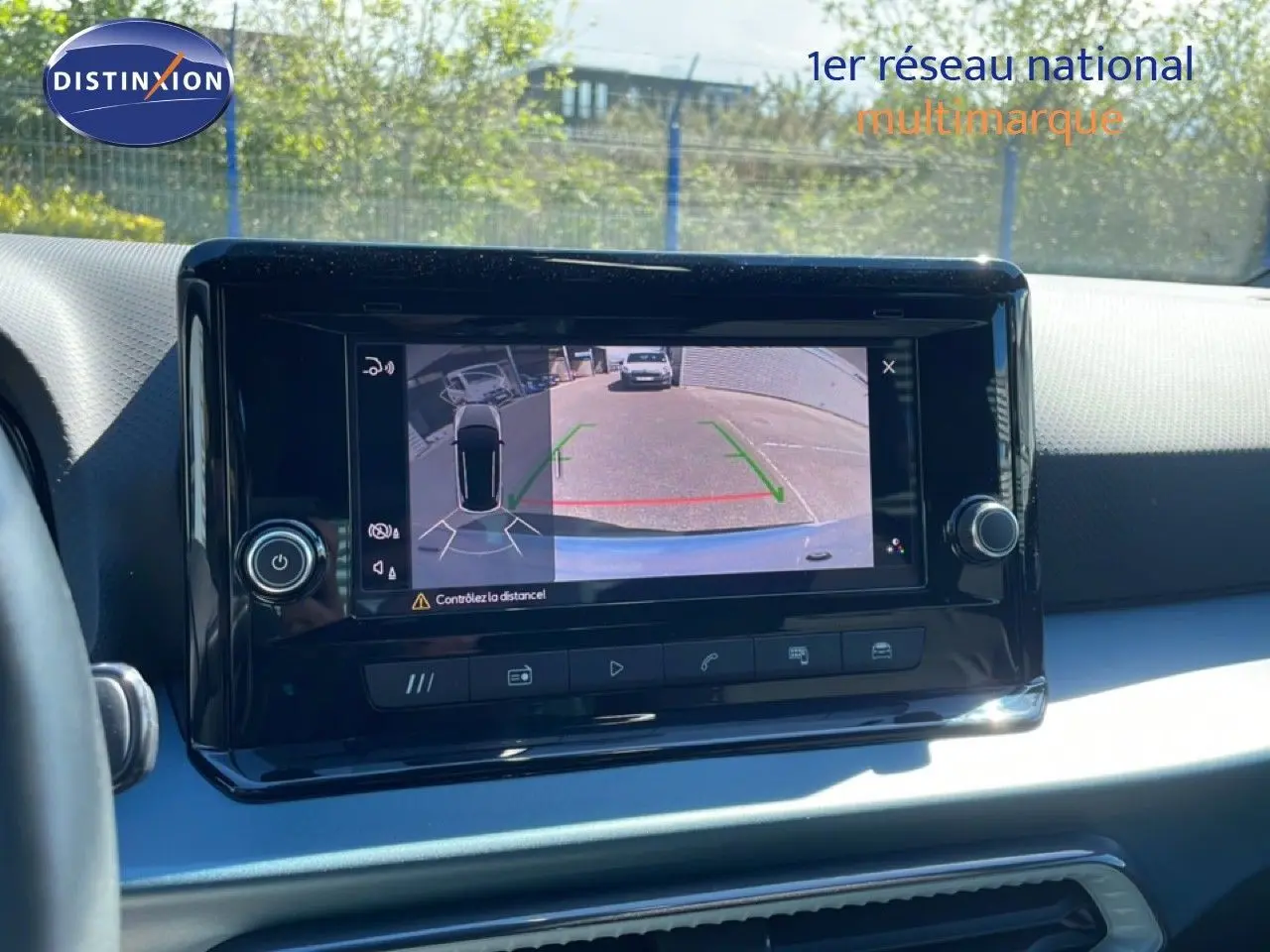 Écran central du tableau de bord du SEAT Arona 2025 montrant la caméra de recul avec vue arrière et lignes de guidage.