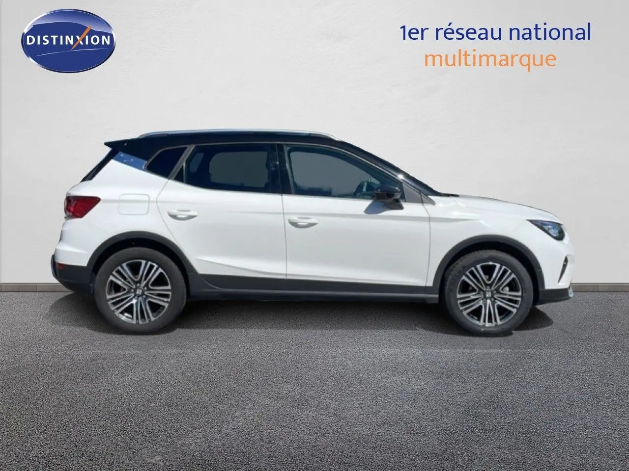 Vue de profil côté droit d'un SEAT Arona blanc à toit noir, version 2025 X-PERIENCE SPECIAL EDITION.