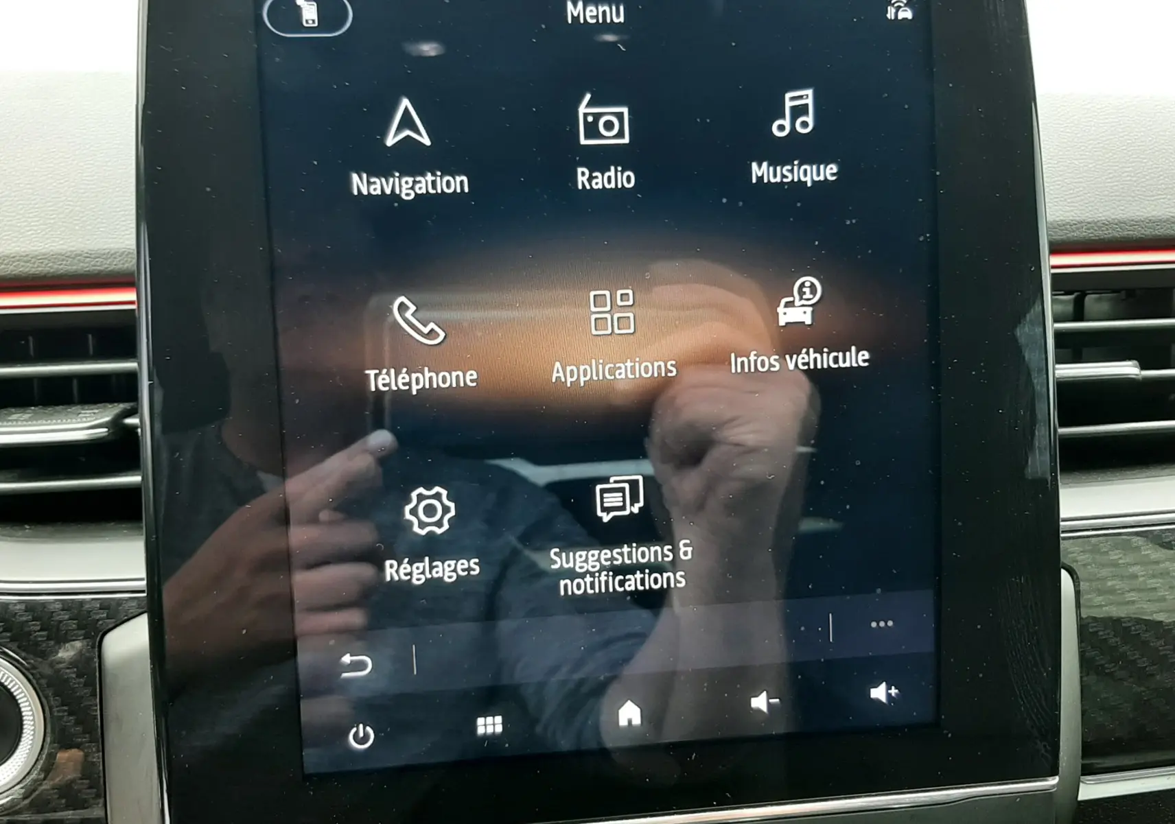 Écran tactile central du tableau de bord de la Renault Arkana E-Tech, affichant le menu principal avec options multimédia et navigation.