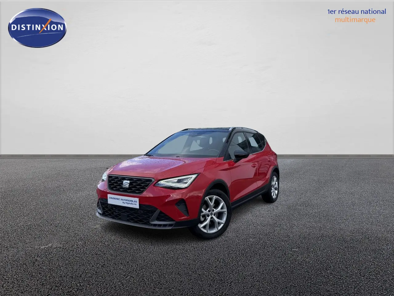 SEAT Arona rouge vue 3/4 avant droit, toit noir et projecteurs Full LED avec signature triangulaire.