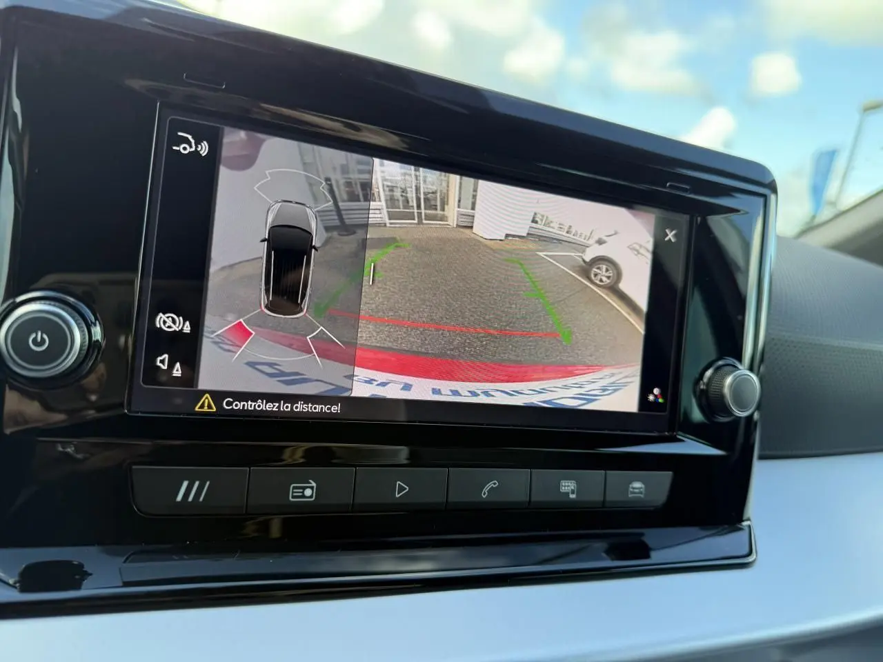 Écran tactile du système multimédia montrant la caméra de recul avec aide au stationnement du SEAT Arona 2024.