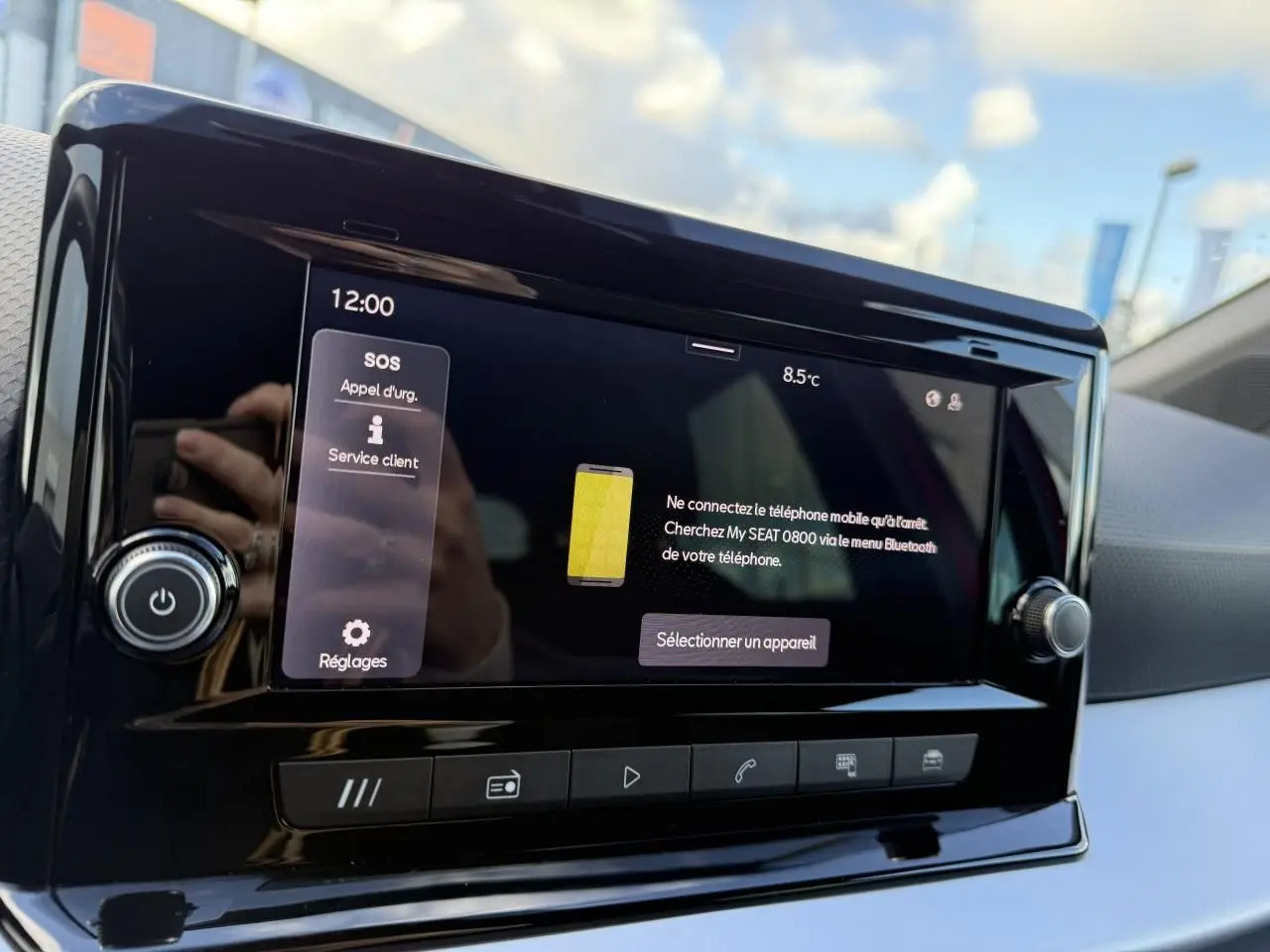 Écran tactile central du tableau de bord du SEAT Arona 2024 avec interface Bluetooth et commandes physiques.