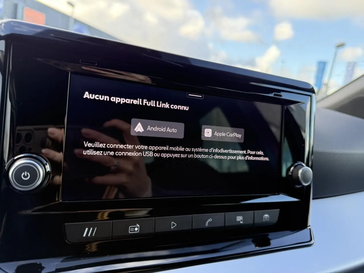 Écran tactile central du SEAT Arona 2024 affichant l'interface Full Link Android Auto et Apple CarPlay.