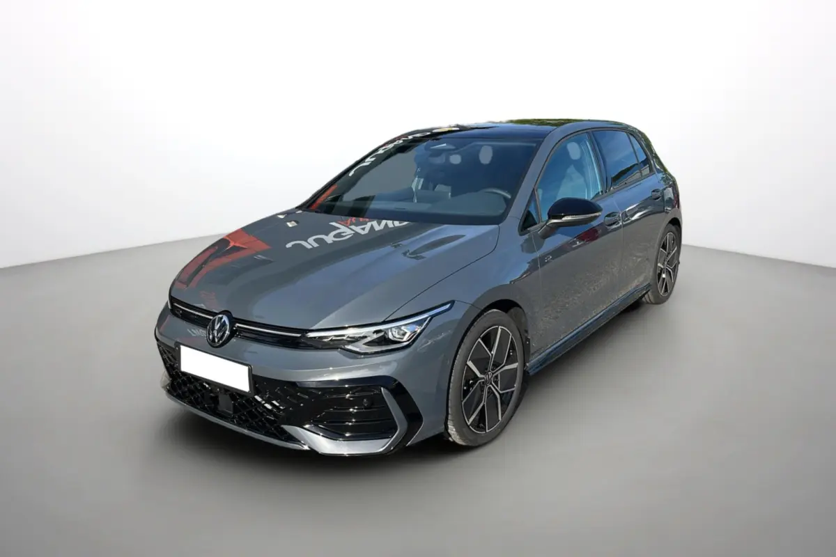 Volkswagen Golf E-TSI 150 R-Line gris dauphin vue 3/4 avant avec jantes alu 18 pouces et toit ouvrant panoramique.