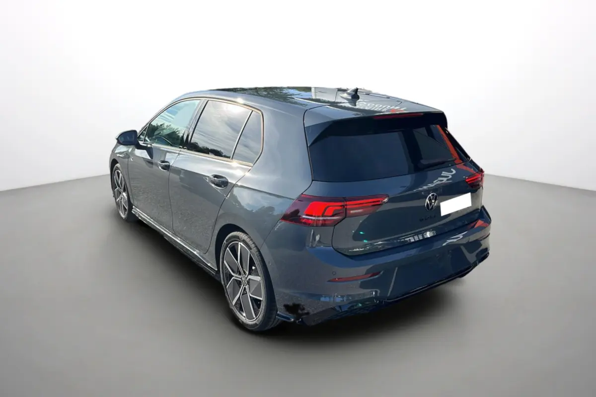 Volkswagen Golf E-TSI 150 R-Line gris dauphin vue 3/4 arrière droit avec vitres surteintées et jantes alu 18 pouces.