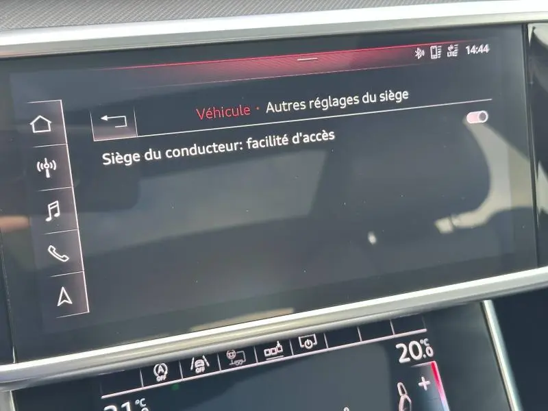 Écran tactile intérieur affichant les réglages du siège conducteur dans l'Audi A6 Avant noir métal 2019