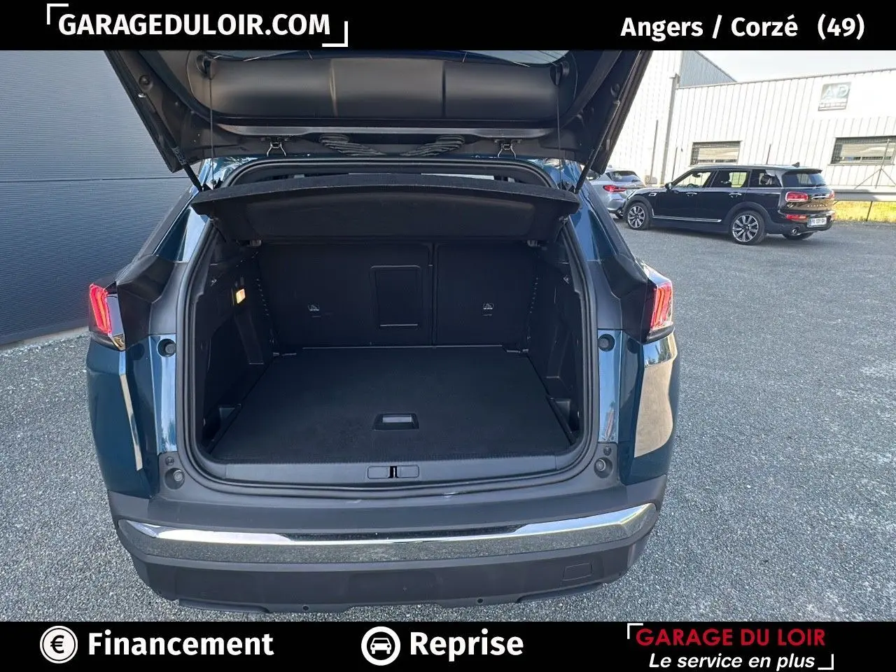 Coffre ouvert d'un Peugeot 3008 Bleu Celebes vu de l'arrière, soulignant l'espace de chargement généreux.