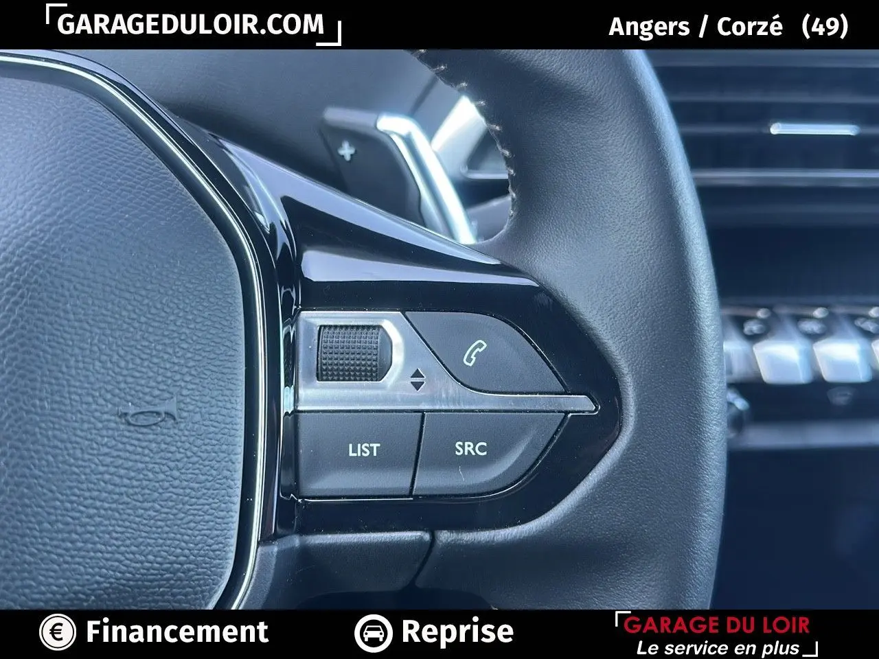 Gros plan sur les commandes gauche du volant noir du Peugeot 3008 Bleu Celebes, avec touches téléphoniques et de menu.