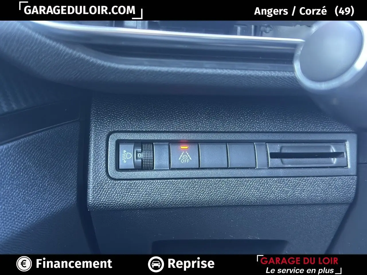 Détail du tableau de bord noir du Peugeot 3008 2024 montrant les commandes d'assistance à la conduite et éclairage.