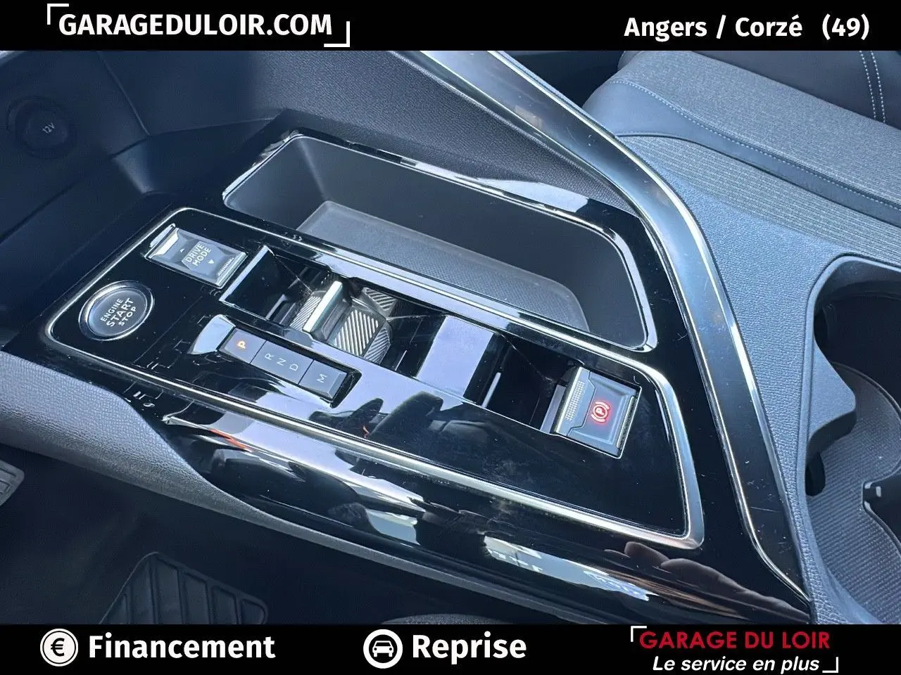 Gros plan sur la console centrale noire brillante du Peugeot 3008 Bleu Celebes avec commandes de boîte manuelle et frein électrique.