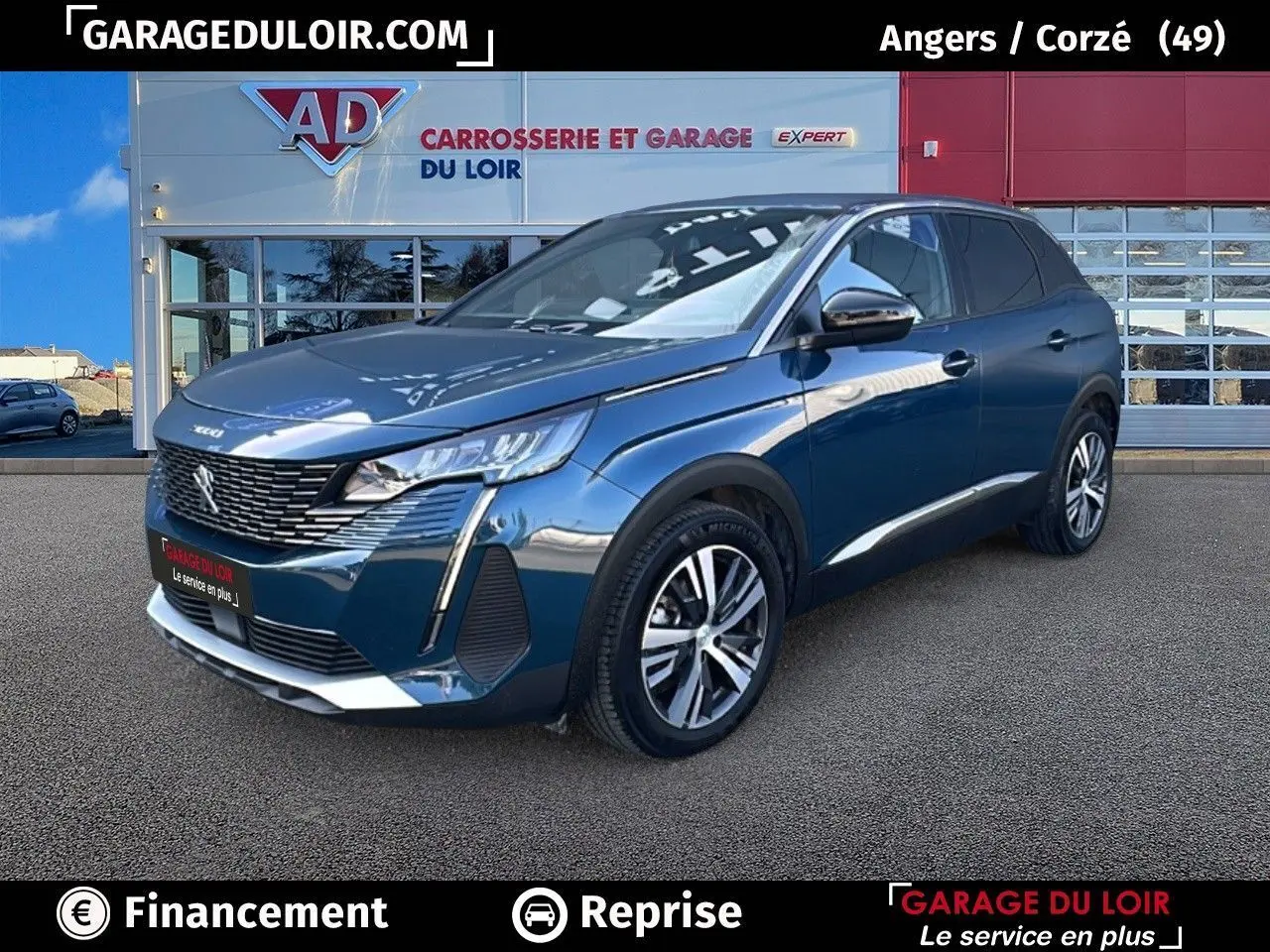 Peugeot 3008 Bleu Celebes en 3/4 avant droit, calandre chromée et jantes alliage 18 pouces visibles.