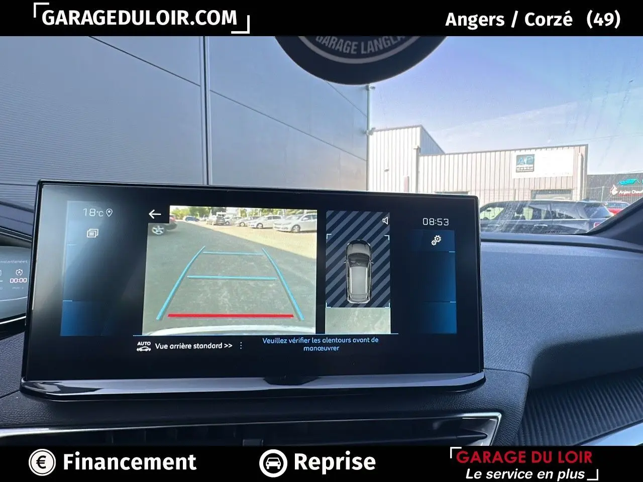 Écran tactile intérieur affichant la caméra de recul et l'aide au stationnement du Peugeot 3008 Bleu Celebes 2024.