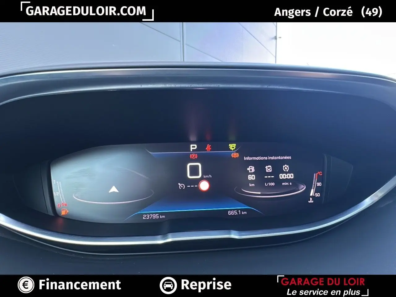 Tableau de bord numérique du Peugeot 3008 2024 affichant la vitesse et informations instantanées.