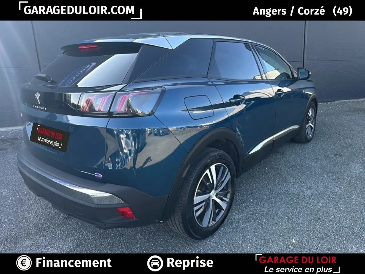 Vue 3/4 arrière droite d'un Peugeot 3008 bleu Celebes avec feux arrière LED à effet 3D et jantes alliage bi-ton.