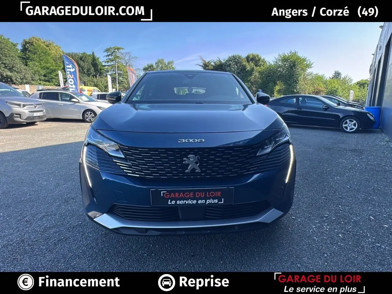 Vue frontale d'un Peugeot 3008 Bleu Celebes avec calandre à damiers chromés et feux LED verticaux allumés.