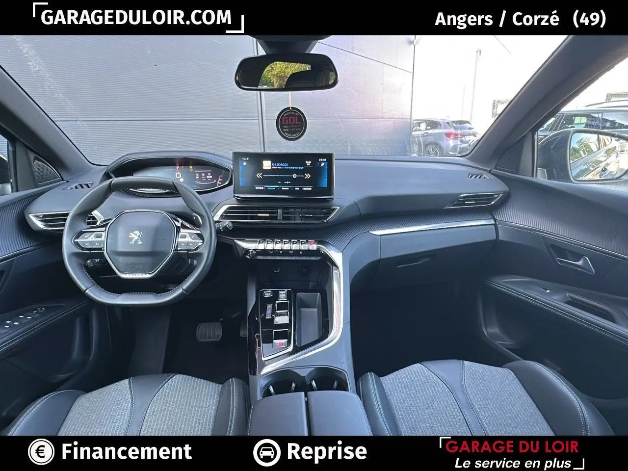 Intérieur noir Mistral du Peugeot 3008 2024, vue de face sur le tableau de bord et volant compact multifonctions.