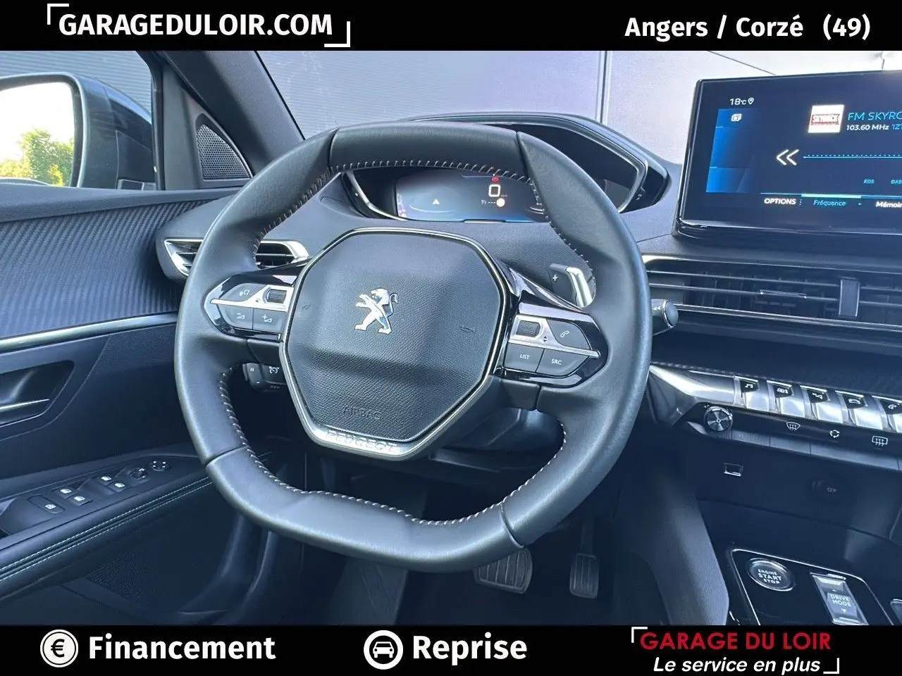 Intérieur du Peugeot 3008 2024 vu côté conducteur, volant compact cuir noir et tableau de bord numérique.