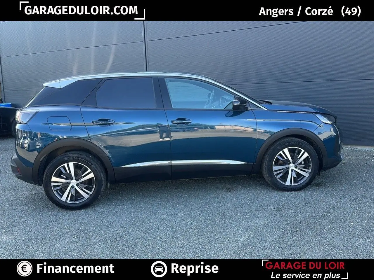 Peugeot 3008 Bleu Celebes en vue profil côté gauche, avec jantes alliage 18 pouces et vitres surteintées.