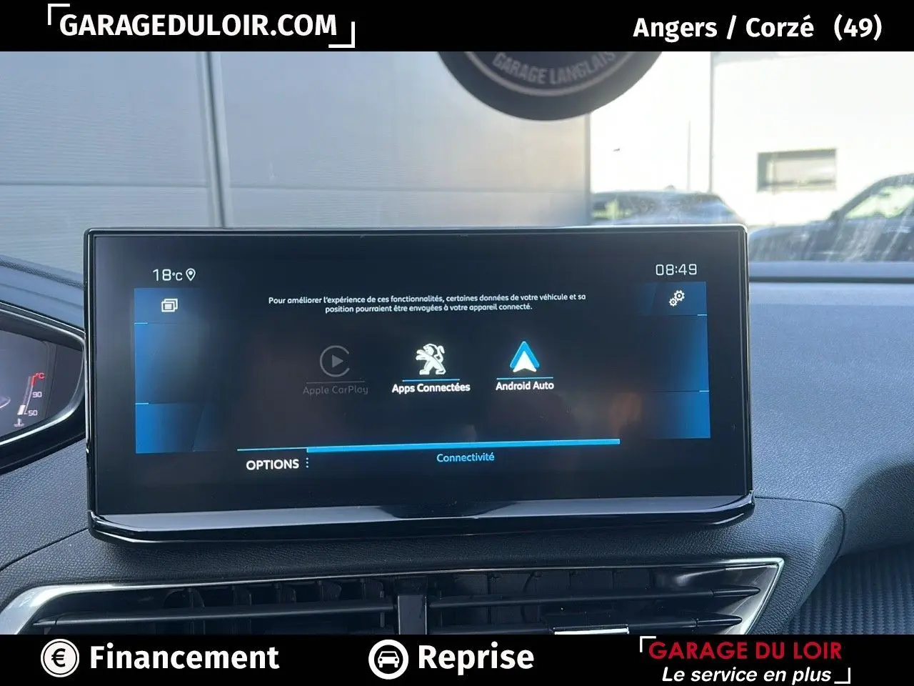 Écran tactile central du Peugeot 3008 Bleu Celebes affichant les options Apple CarPlay et Android Auto.
