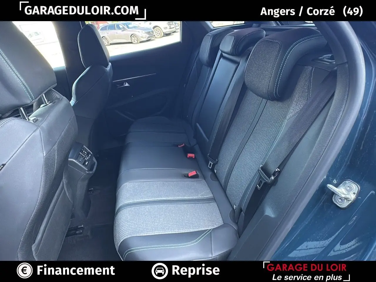 Vue intérieure côté droit sur la banquette arrière en tissu et cuir du Peugeot 3008 Bleu Celebes avec porte ouverte.