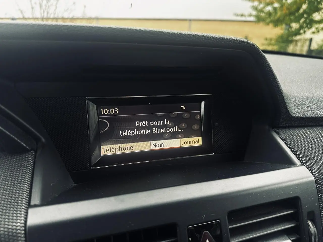 Écran central du tableau de bord Mercedes GLK 220 CDI 2010 affichant la connexion Bluetooth, vue intérieure frontale.