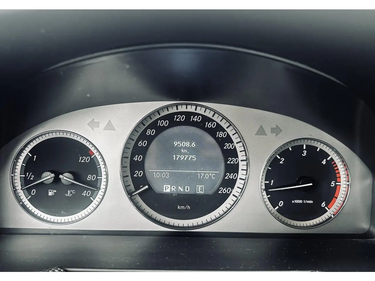 Tableau de bord du Mercedes GLK 220 CDI 2010 montrant les compteurs de vitesse, régime et carburant.