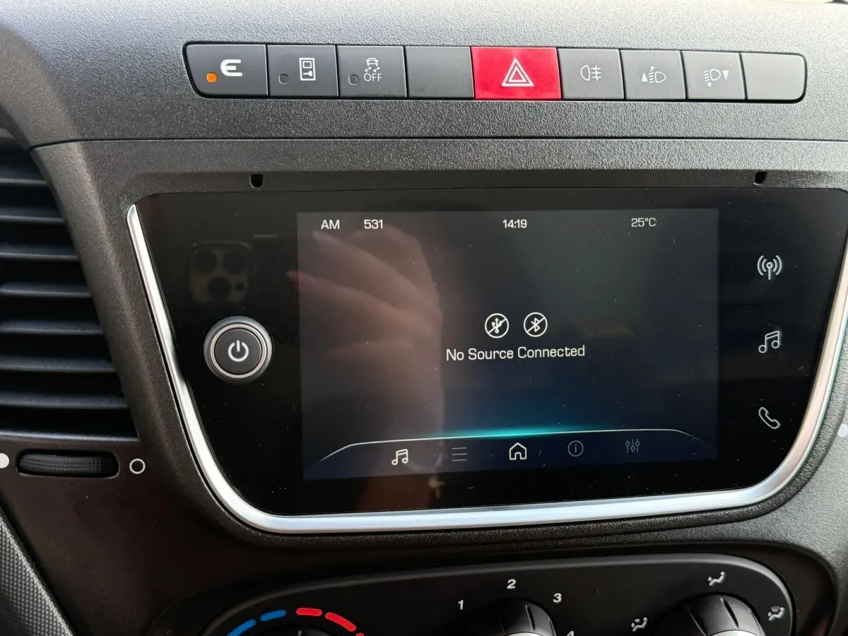Gros plan sur l’écran tactile central et les commandes de bord du tableau de bord du Iveco Daily blanc 2026.