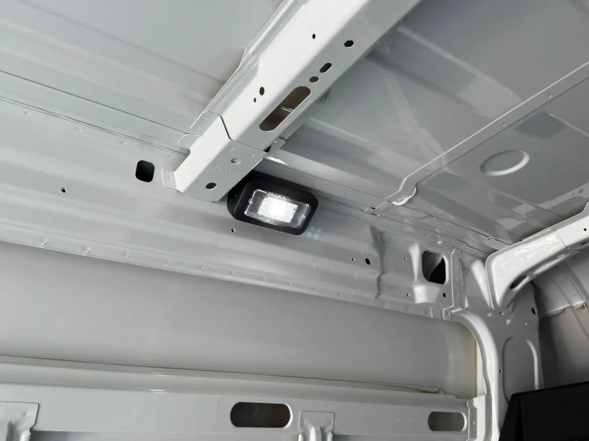 Vue intérieure du toit blanc du fourgon Iveco Daily 2.3 35S16 V12 Himatic avec éclairage LED intégré.