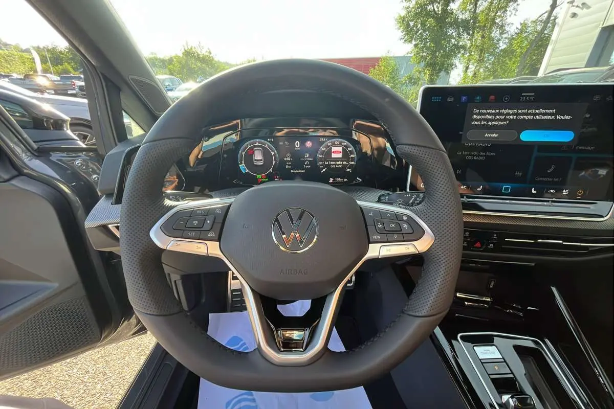 Vue centrée sur le volant cuir multifonctions de la Volkswagen Golf E-TSI 150 R-Line 2026 avec tableau de bord digital.