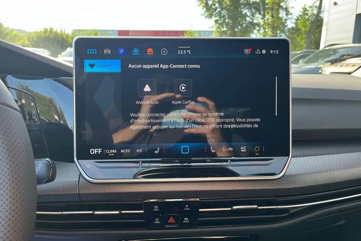 Écran tactile central de la Volkswagen Golf E-TSI 150 R-Line 2026, affichant les options App-Connect et climatisation.