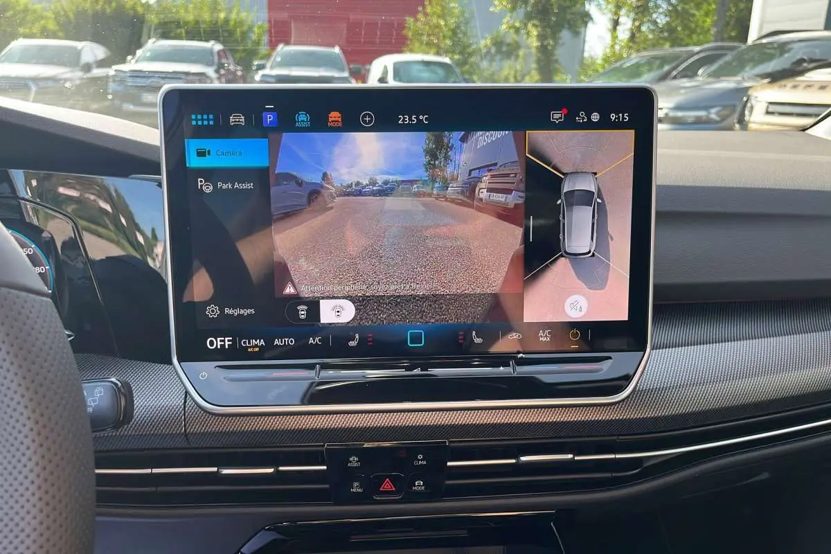 Écran tactile central affichant la caméra 360 dans l’habitacle d’une Volkswagen Golf gris dauphin, vue de face.