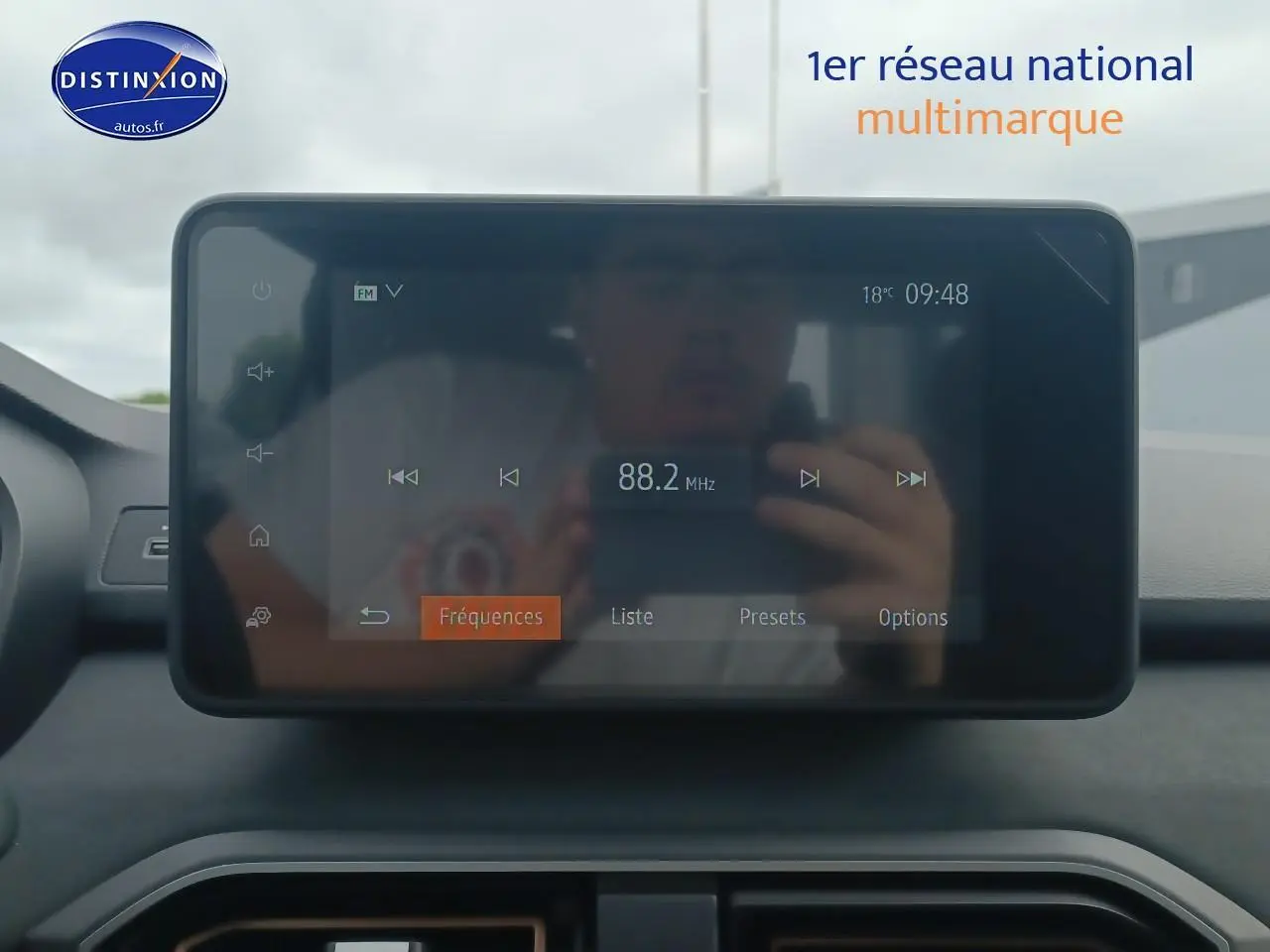 Écran tactile central de la Dacia Sandero 2025 affichant la radio FM à 88,2 MHz dans l'habitacle noir.