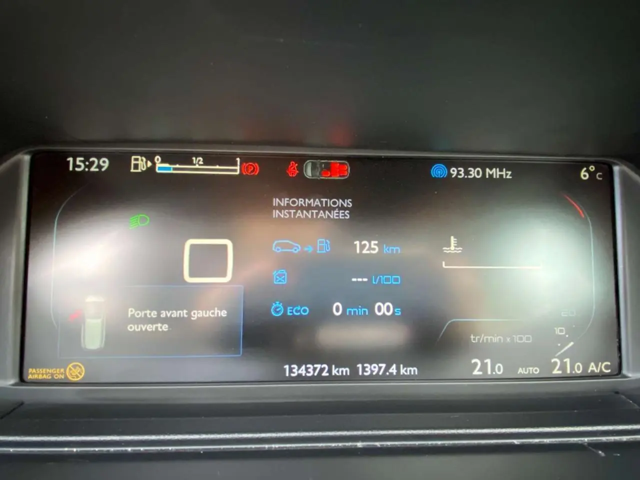 Tableau de bord numérique du Citroën Grand C4 Picasso affichant une porte avant gauche ouverte et diverses informations de conduite.
