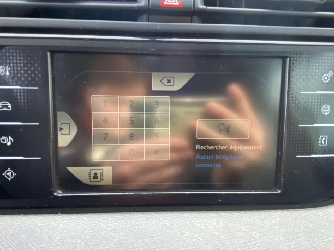 Écran tactile central du tableau de bord du Citroën Grand C4 Picasso 2015, affichant le menu de connexion Bluetooth.