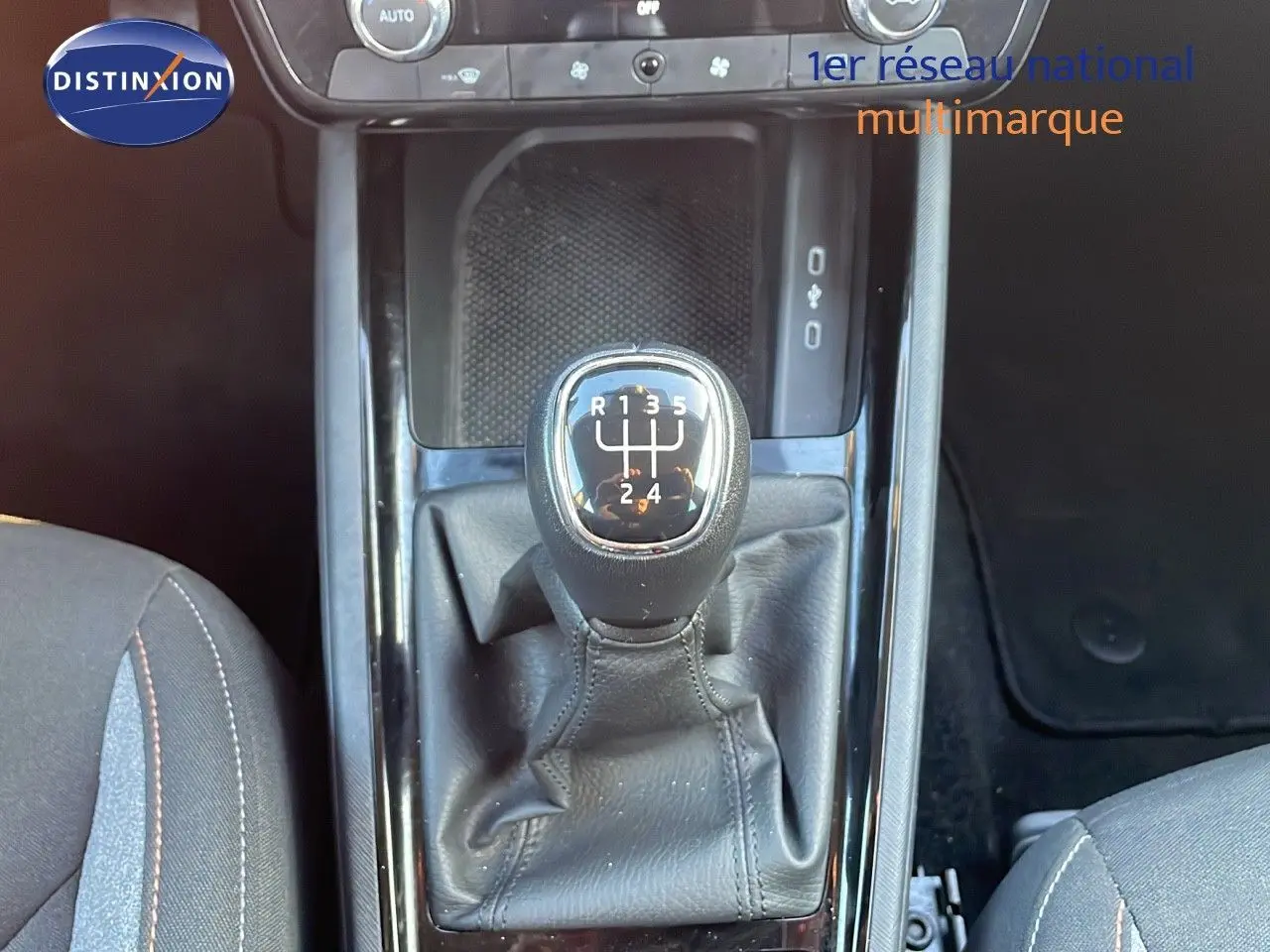 Le levier de vitesse manuel noir du Skoda Kamiq gris graphite, vu de dessus au centre de la console.