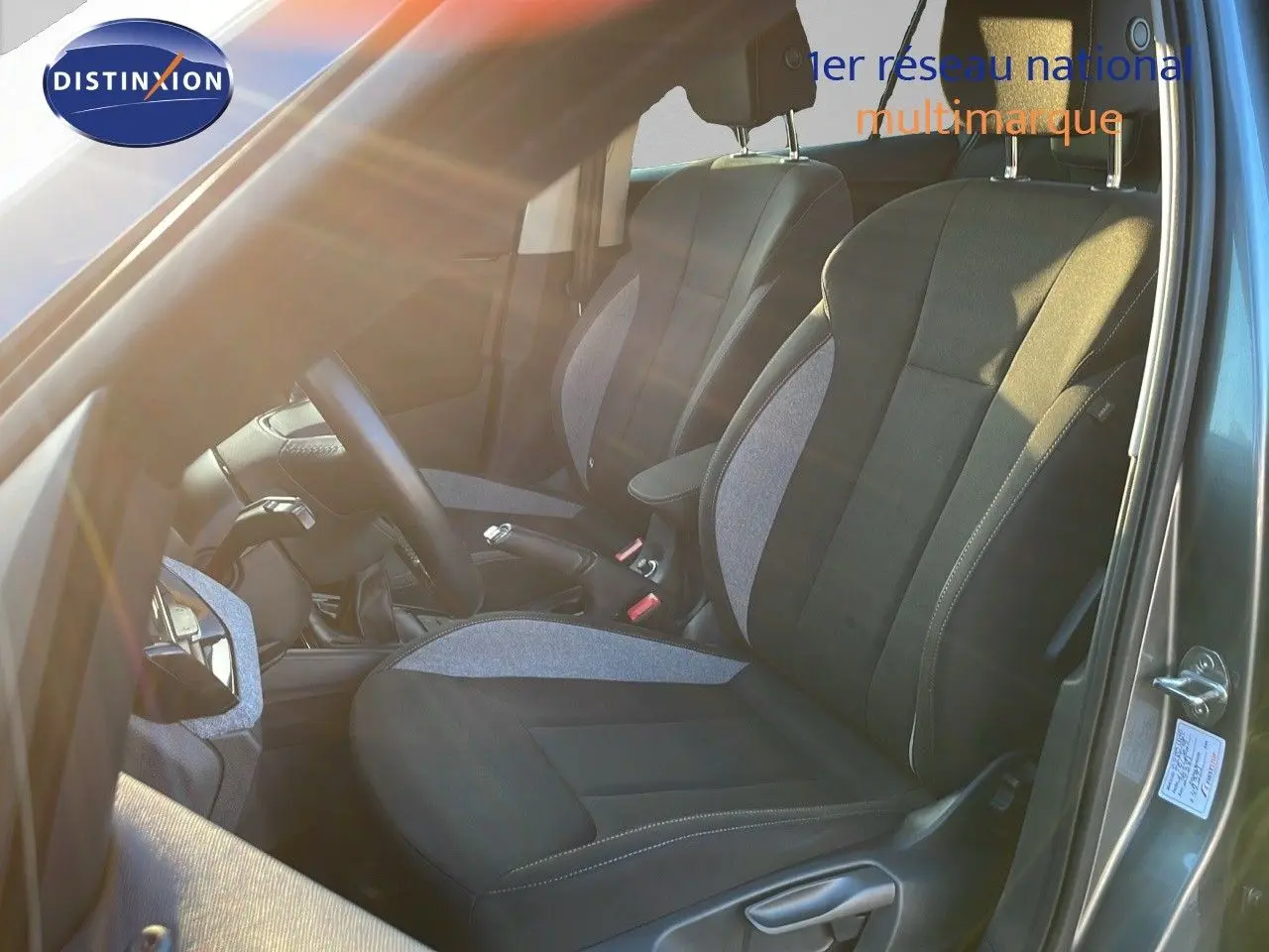 Vue intérieure côté conducteur du Skoda Kamiq gris graphite métal 2024, sièges tissu gris et noir avec détails contrastants.