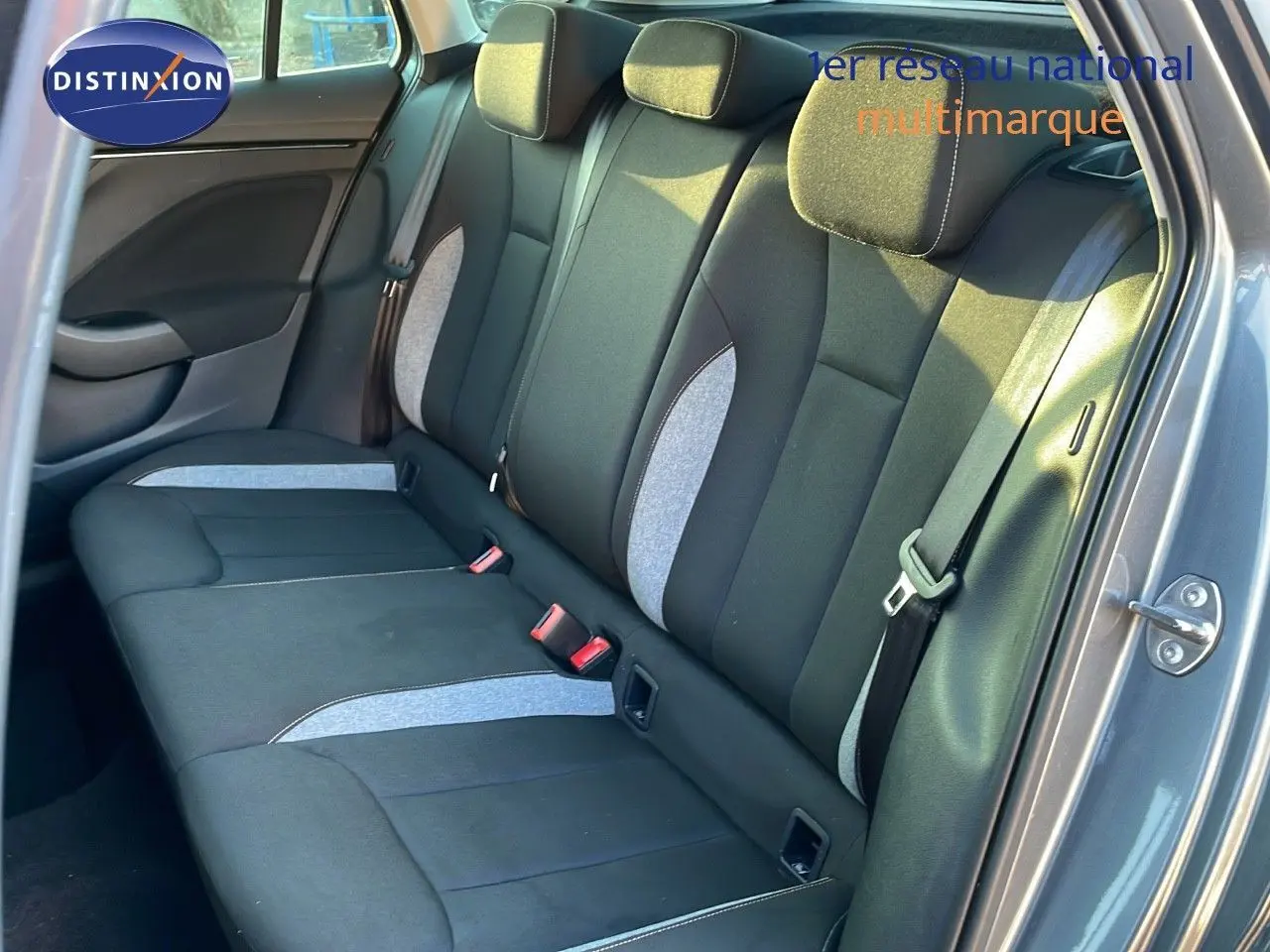 Banquette arrière en tissu gris et noir du Skoda Kamiq 2024 vue côté droit avec portière ouverte.