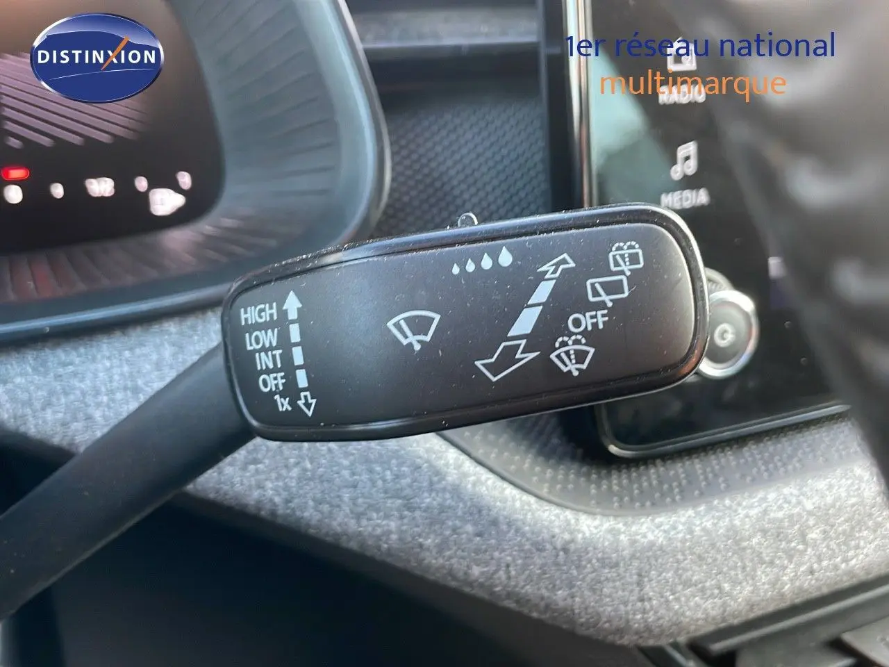 Le levier de commande des essuie-glaces dans l'habitacle du Skoda Kamiq gris graphite 2024, vue rapprochée côté gauche du volant.