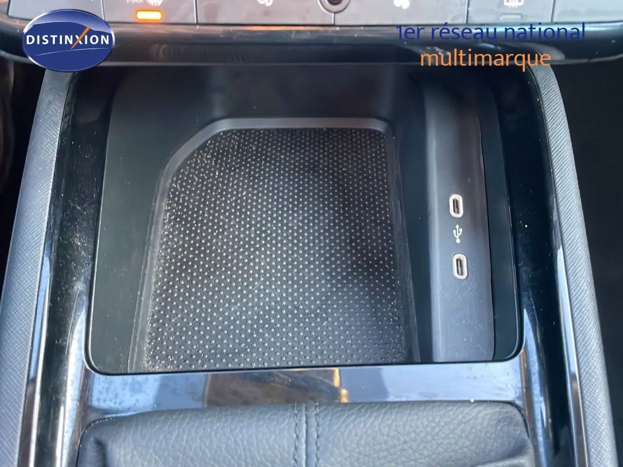 Gros plan sur la console centrale noire du Skoda Kamiq 2024, avec ports USB-C visibles et finition cuir gris graphite.